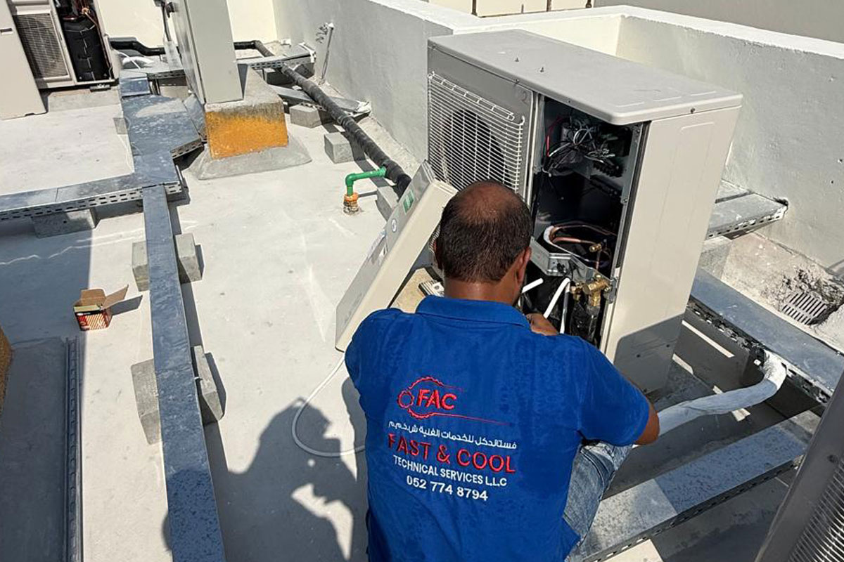 Air conditioner repair technician in Dubai